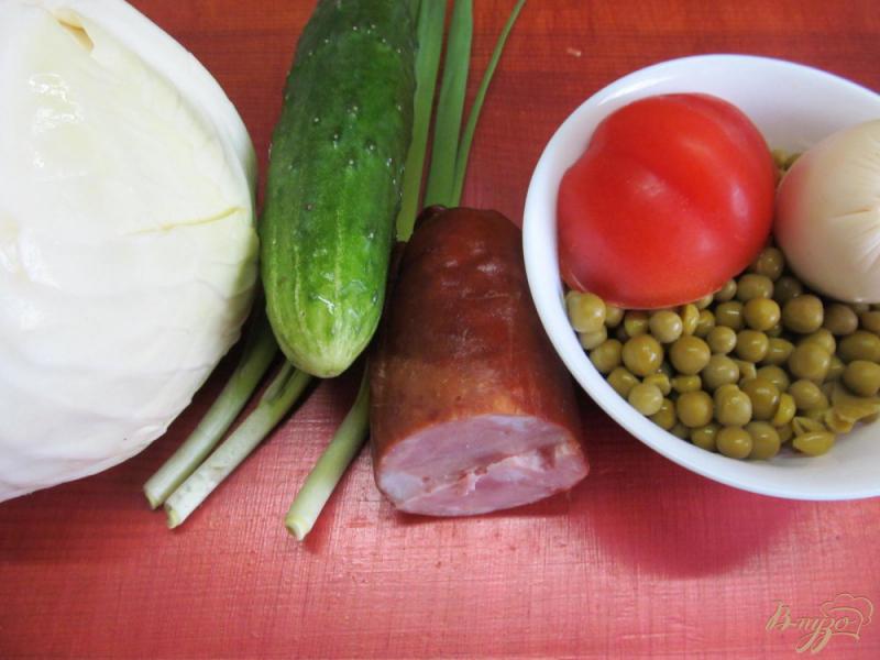 Фото приготовление рецепта: Салат из капусты ветчины помидор шаг №1