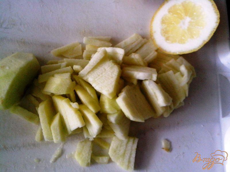 Фото приготовление рецепта: Лёгкий салат с крабовыми палочками и арахисом шаг №4