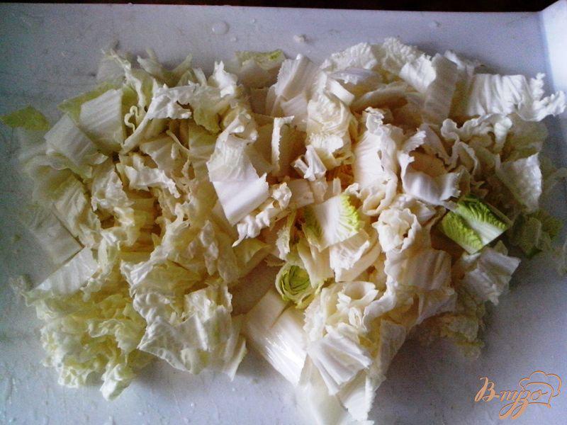 Фото приготовление рецепта: Лёгкий салат с крабовыми палочками и арахисом шаг №2