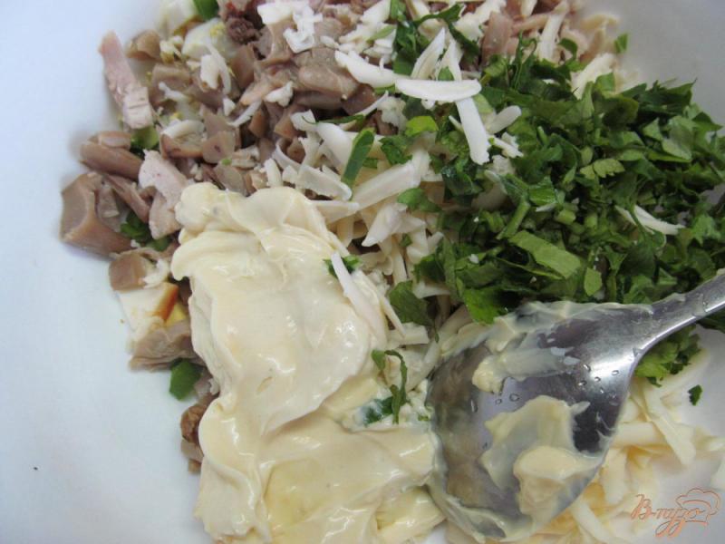 Фото приготовление рецепта: Салат из курицы грибов и арахиса шаг №4