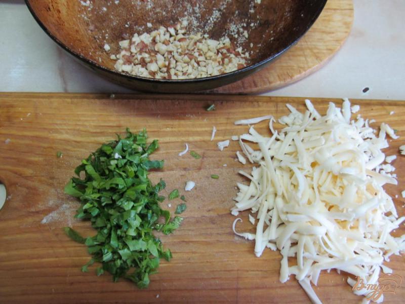 Фото приготовление рецепта: Салат из курицы грибов и арахиса шаг №3