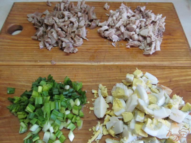 Фото приготовление рецепта: Салат из курицы грибов и арахиса шаг №2