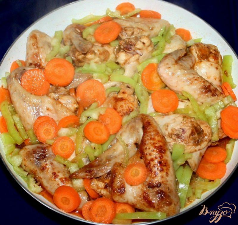 Фото приготовление рецепта: Жареные куриные крылышки с овощами шаг №6