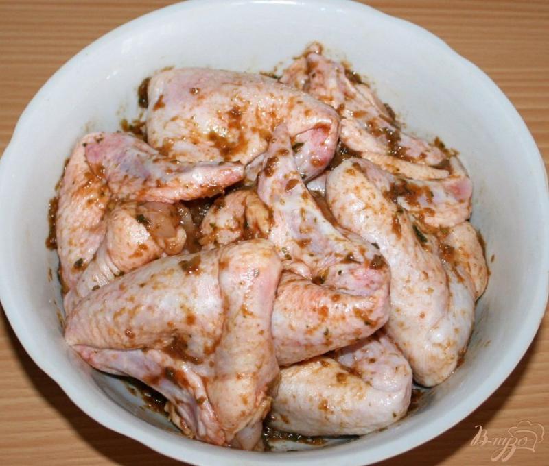 Фото приготовление рецепта: Жареные куриные крылышки с овощами шаг №2