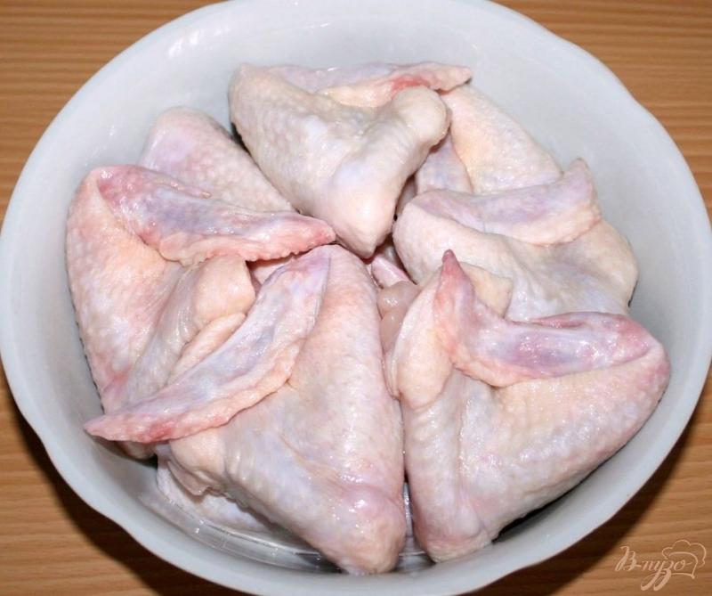 Фото приготовление рецепта: Жареные куриные крылышки с овощами шаг №1