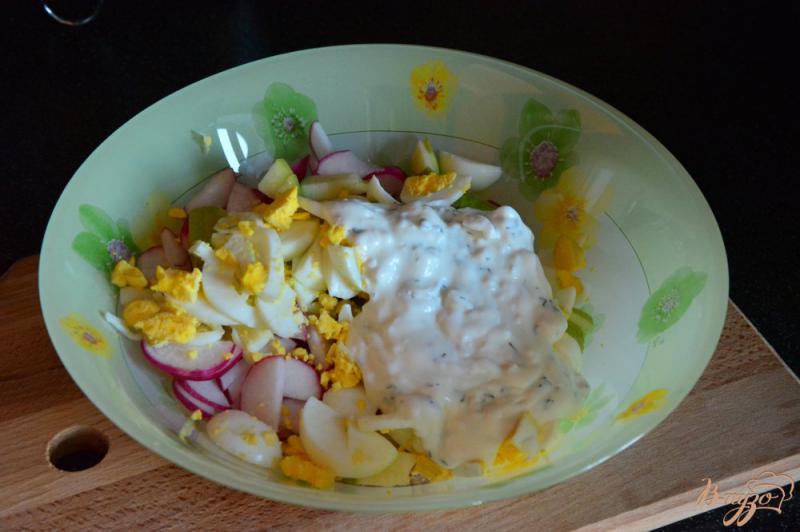 Фото приготовление рецепта: Весенний салат из редиски шаг №6