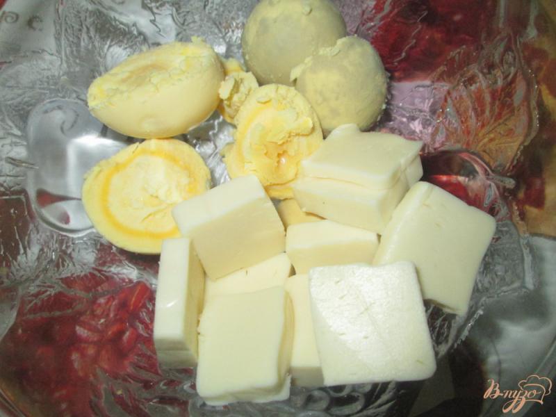 Фото приготовление рецепта: Фаршированные яйца с плавленым сыром и чесноком шаг №2