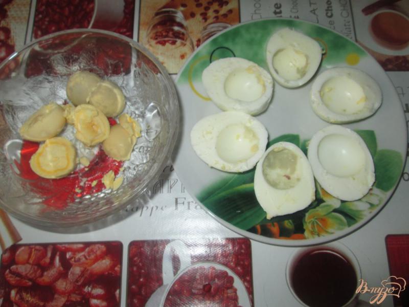 Фото приготовление рецепта: Фаршированные яйца с плавленым сыром и чесноком шаг №1