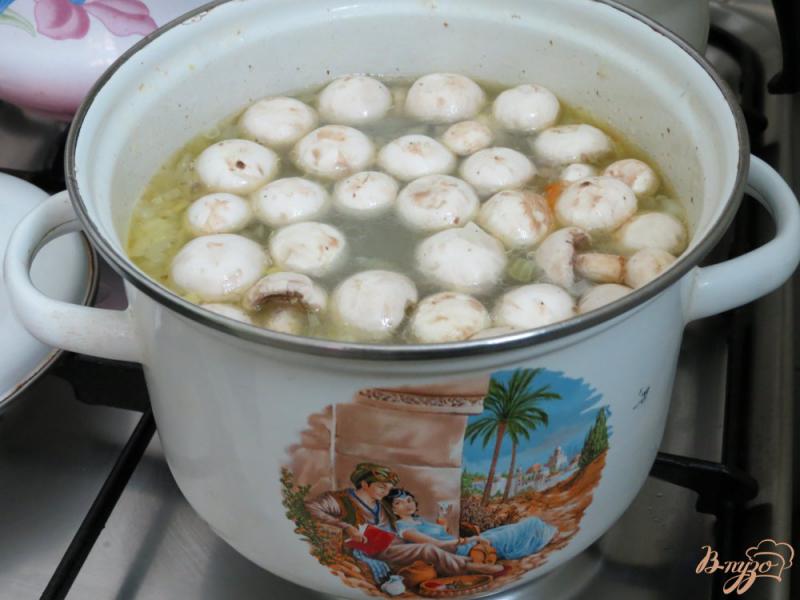 Фото приготовление рецепта: Суп с карасями, грибами и рисом. шаг №6