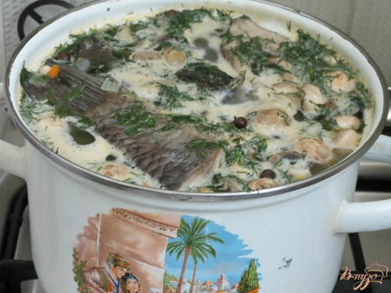Фото приготовление рецепта: Суп с карасями, грибами и рисом. шаг №9