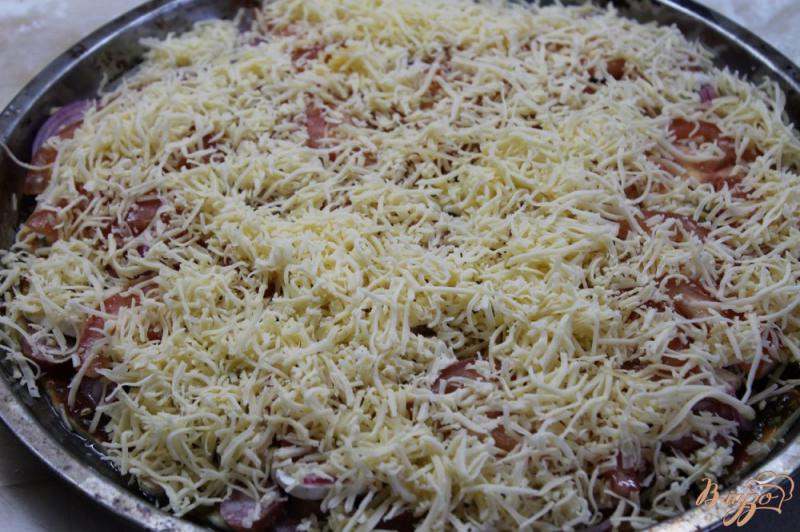 Фото приготовление рецепта: Пицца с охотничьими колбасками и острым соусом шаг №8