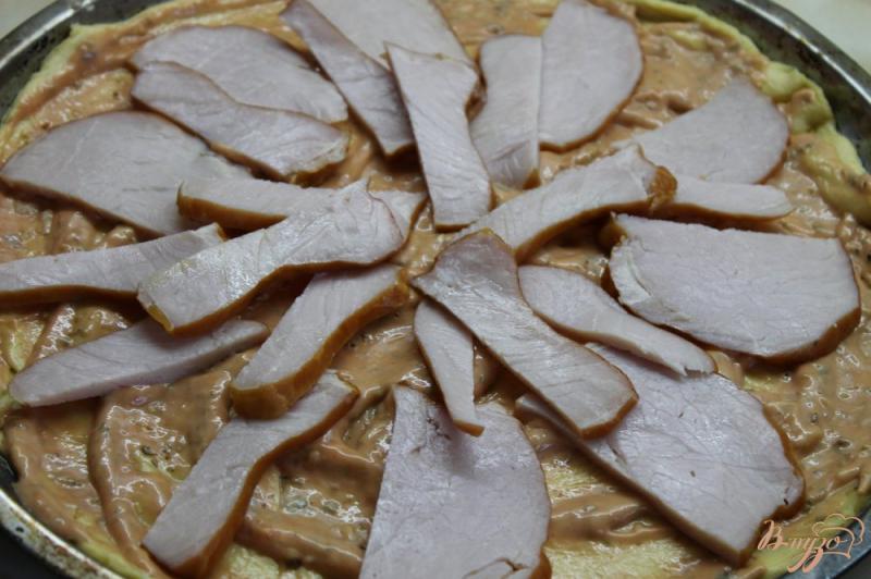 Фото приготовление рецепта: Пицца с свиным балыком и жёлтым болгарским перцем шаг №8