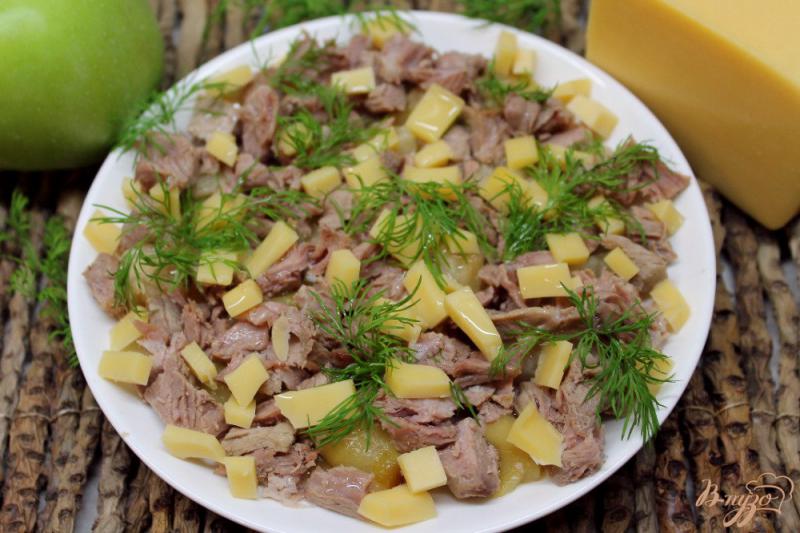 Фото приготовление рецепта: Мясной салат с печеным яблоком шаг №8