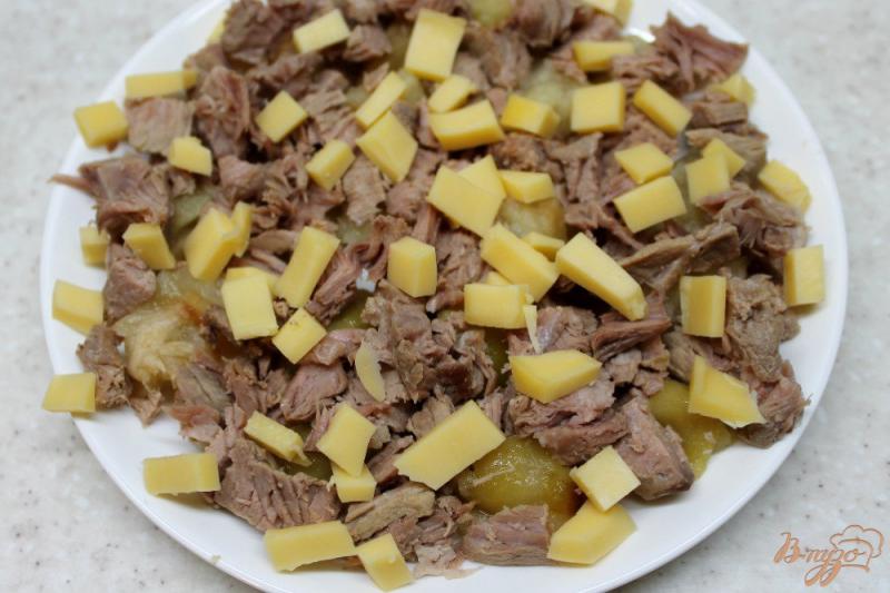 Фото приготовление рецепта: Мясной салат с печеным яблоком шаг №5