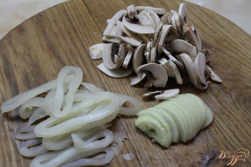Фото приготовление рецепта: Жульен с кальмарами и грибами в кунжутной булке шаг №2