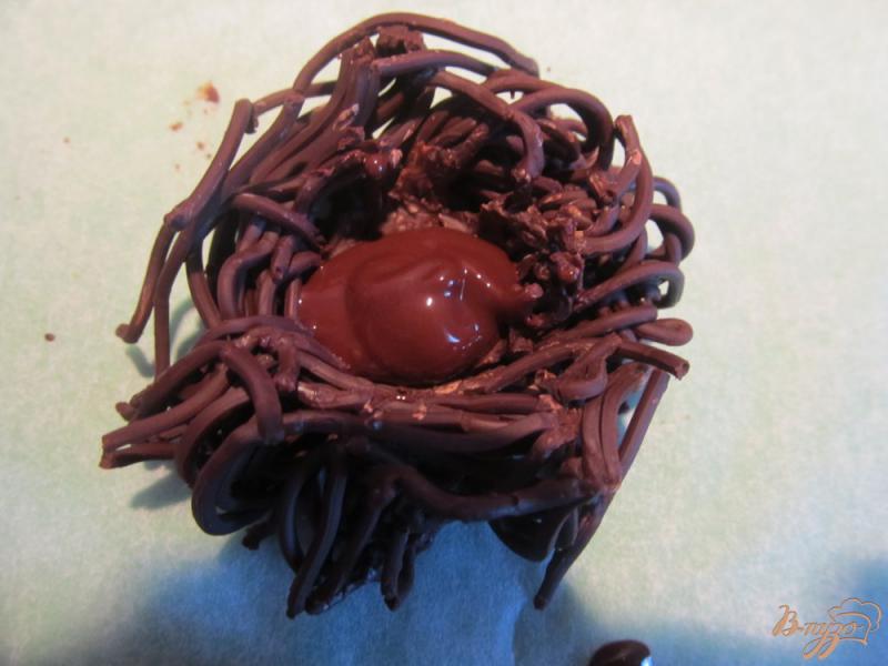 Фото приготовление рецепта: Шоколадные гнезда с «яйцами» шаг №2