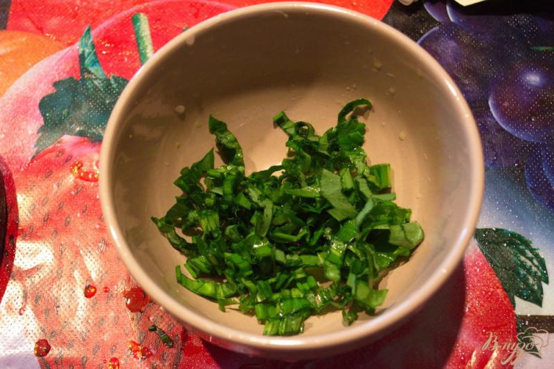 Фото приготовление рецепта: Огуречный салат с черемшой и сметаной шаг №1