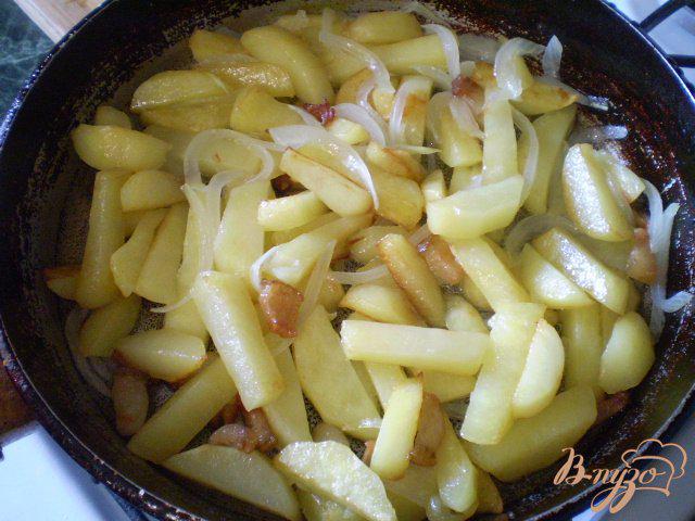 Фото приготовление рецепта: Картошка с луком на сале шаг №8
