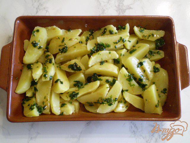 Фото приготовление рецепта: Картофель запеченный с горчицей и зеленью шаг №6