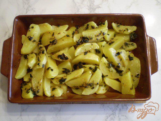Фото приготовление рецепта: Картофель запеченный с горчицей и зеленью шаг №7