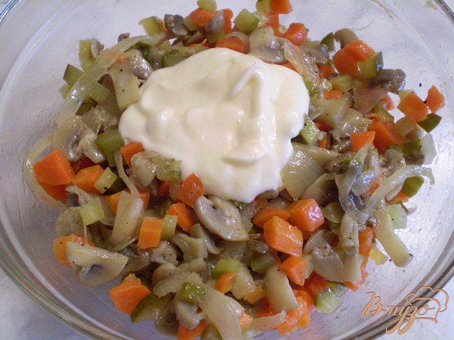 Фото приготовление рецепта: Овощной салат с шампиньонами шаг №7