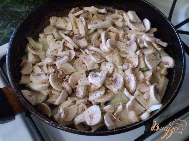Фото приготовление рецепта: Овощной салат с шампиньонами шаг №4