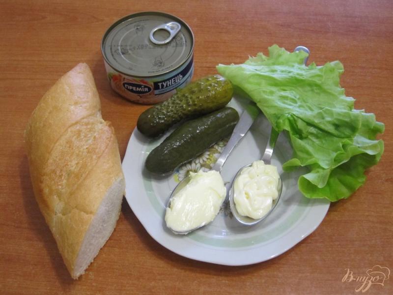 Фото приготовление рецепта: Сэндвич с тунцом и маринованными огурцами шаг №1