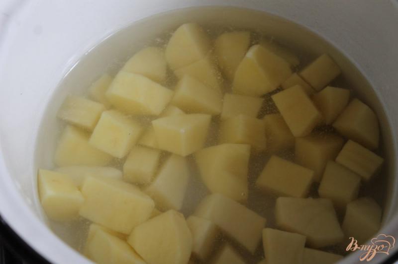 Фото приготовление рецепта: Картофельное пюре с подливой из морепродуктов шаг №1
