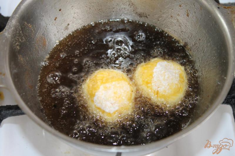 Фото приготовление рецепта: Сырные шарики жаренные во фритюре шаг №6
