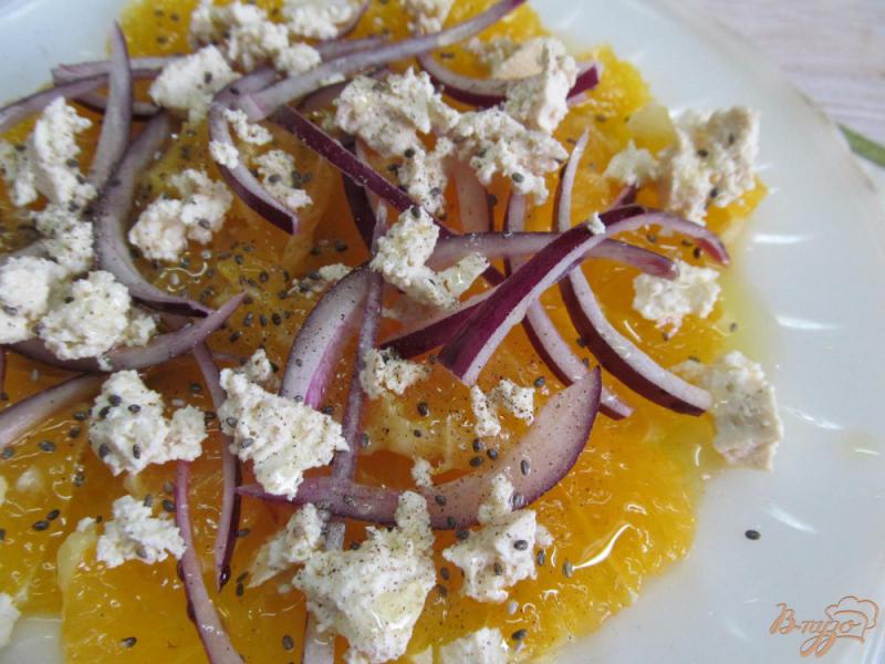 Фото приготовление рецепта: Салат из апельсина лука и брынзы шаг №5