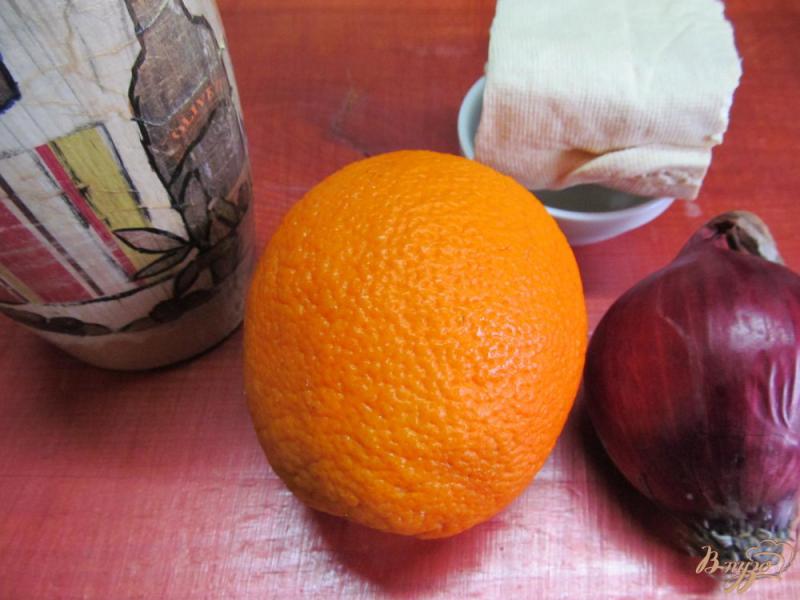Фото приготовление рецепта: Салат из апельсина лука и брынзы шаг №1