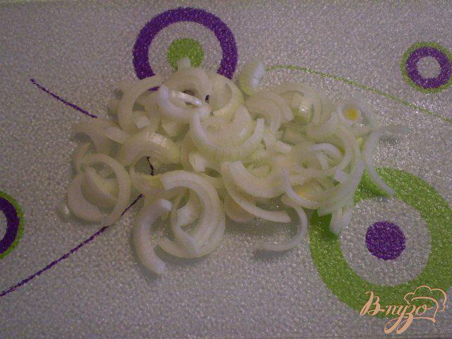 Фото приготовление рецепта: Летний салат с луком и чесноком шаг №4