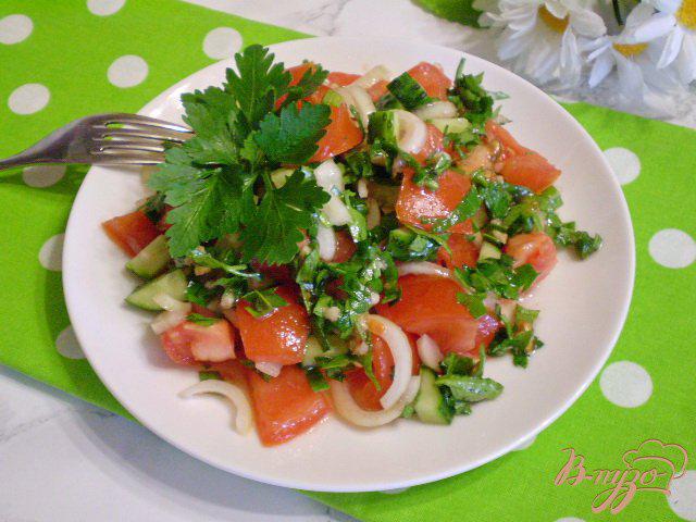 Фото приготовление рецепта: Летний салат с луком и чесноком шаг №8