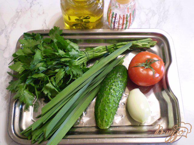 Фото приготовление рецепта: Летний салат с луком и чесноком шаг №1