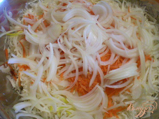 Фото приготовление рецепта: Капустный салат с горошком на кипятке шаг №4