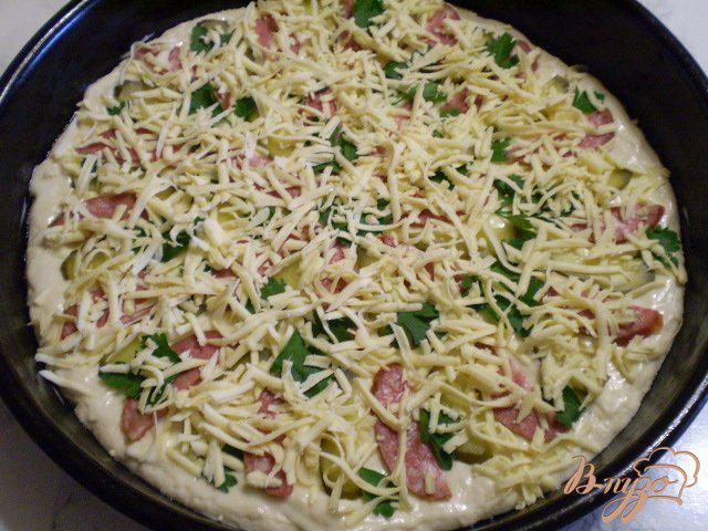Фото приготовление рецепта: Пицца с копченой колбасой, огурцами и сыром шаг №8
