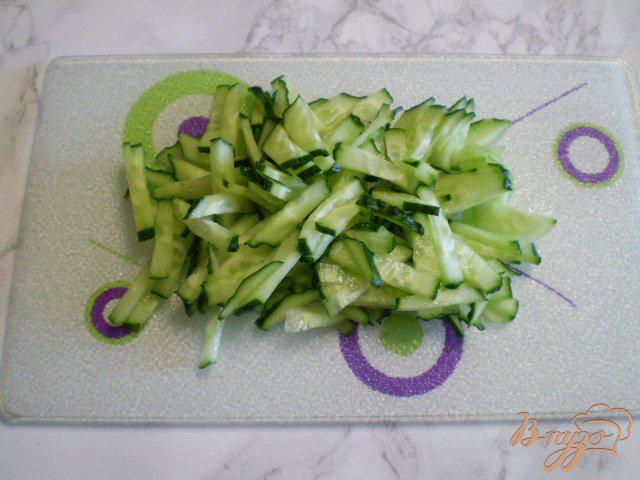 Фото приготовление рецепта: Салат с крабовыми палочками и горошком шаг №2