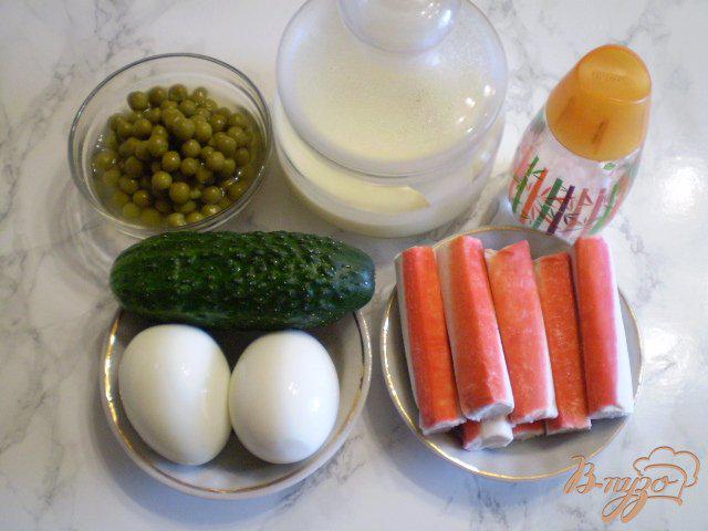 Фото приготовление рецепта: Салат с крабовыми палочками и горошком шаг №1