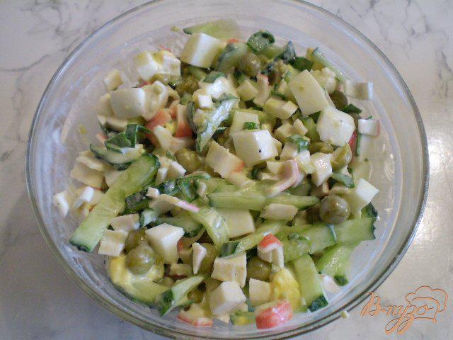 Фото приготовление рецепта: Салат с крабовыми палочками и горошком шаг №7