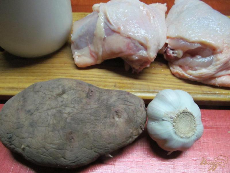 Фото приготовление рецепта: Куриные бедра с картофелем в молоке шаг №1