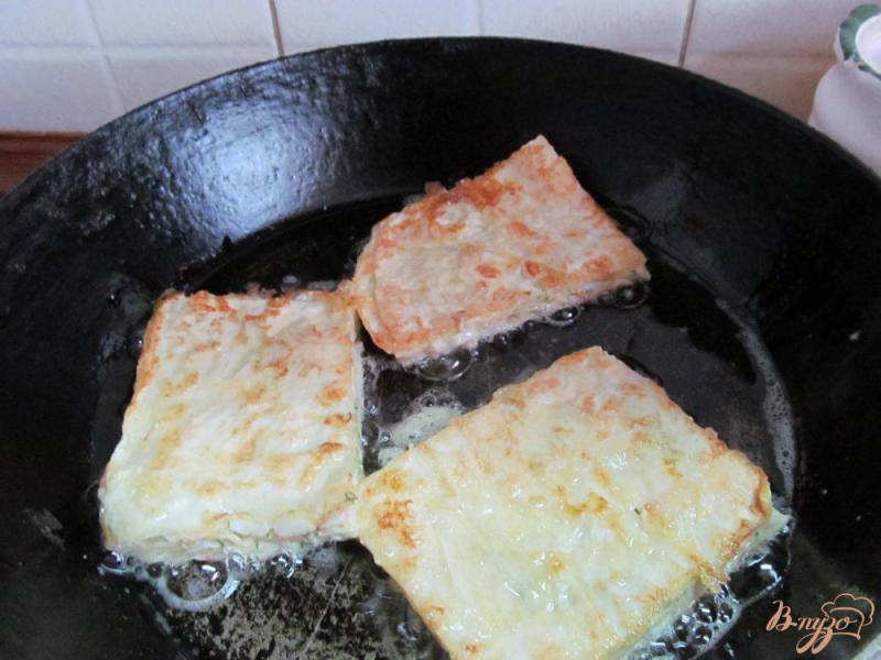 Фото приготовление рецепта: Лаваш с начинкой из сыра с крабовыми палочками шаг №8
