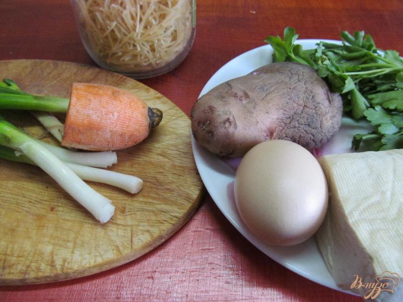 Фото приготовление рецепта: Суп с яйцом и брынзой шаг №1