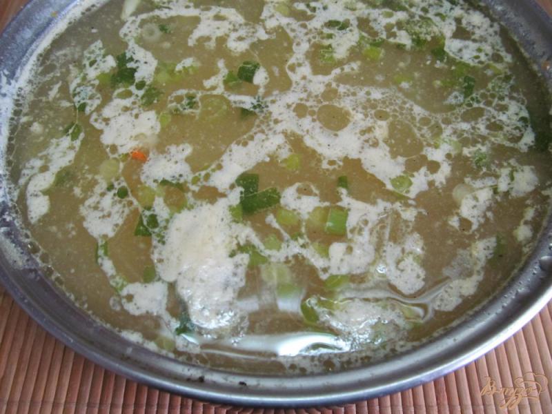 Фото приготовление рецепта: Суп с яйцом и брынзой шаг №4