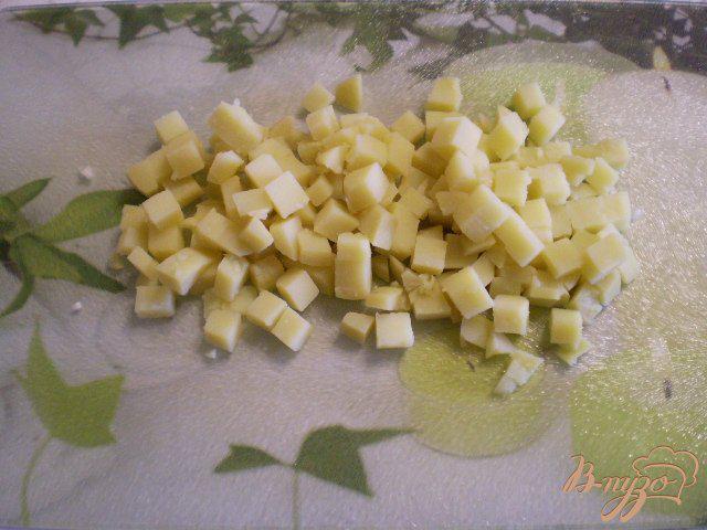 Фото приготовление рецепта: Салат с жареными шампиньонами шаг №3