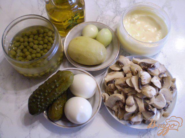 Фото приготовление рецепта: Салат с жареными шампиньонами шаг №1