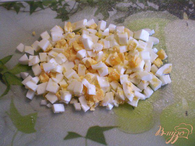 Фото приготовление рецепта: Салат с жареными шампиньонами шаг №5