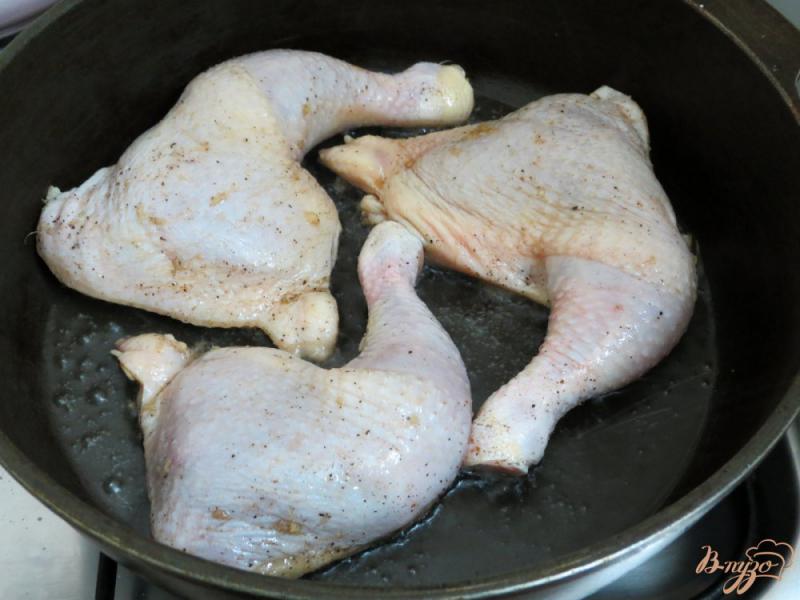 Фото приготовление рецепта: Куриные ножки жареные с соусом шаг №3