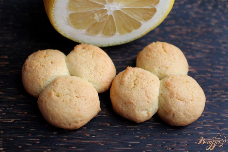 Фото приготовление рецепта: Песочное печенье с лимоном шаг №5