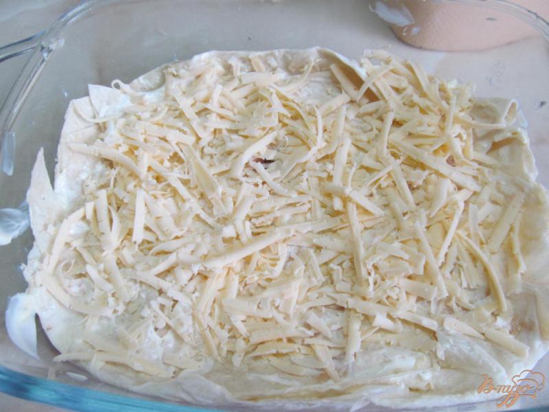Фото приготовление рецепта: Слоеный сырный пирог в лаваше шаг №4