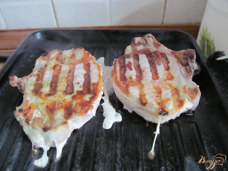 Фото приготовление рецепта: Свиной стейк на сковороде-гриль шаг №5